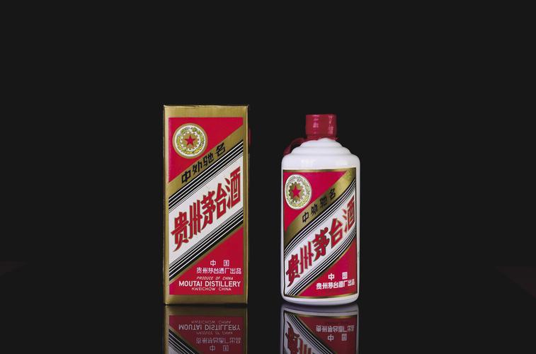 雪花啤酒图像(雪花啤酒新品500元一瓶，网友戏称“茅啤”，总经理：与茅台同桌也不违和)