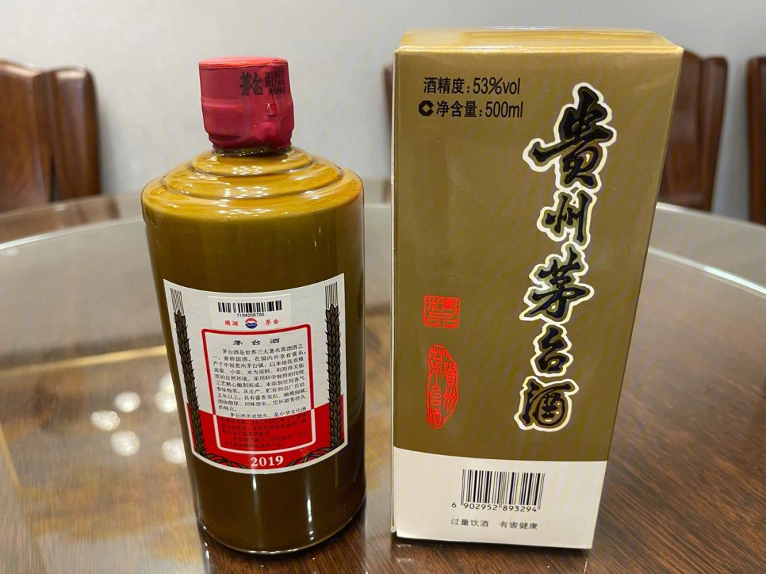 雪花啤酒纯生多少钱(雪花啤酒新品500元一瓶，网友戏称“茅啤”，总经理：与茅台同桌也不违和)